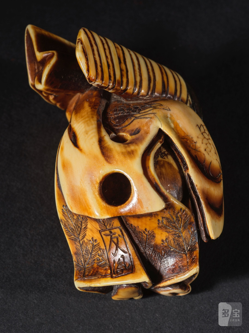 象牙彫根付 三番叟 銘「友胤」 19世紀後期 | NETSUKE EN IVOIRE REPRÉSENTANT UN DANSEUR DE SAMBASO - 图2